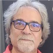 Ex insegnante impartisce lezioni di matematica base a studenti di liceo e istituti professionali